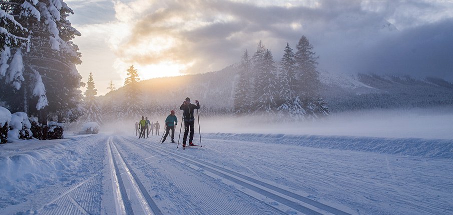 Foto: Langlauf auf der Loipe in Leutasch direkt am Wellnesshotel für Erwachsene  Österreich Tirol - auch Urlaub mit Hund.