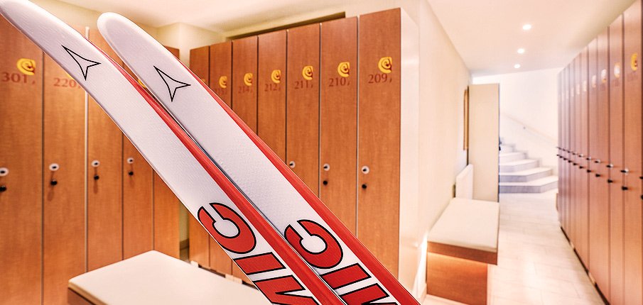 Foto: Langlauf Ski im Skiraum vom Adults only Spa Hotel Österreich Tirol - für den Winter Urlaub mit Hund.