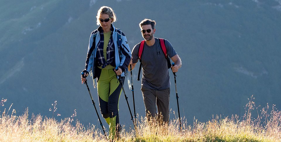 Foto: Paar beim Wandern beim Adults only Wellnesshotel in Tirol Österreich in Leutasch