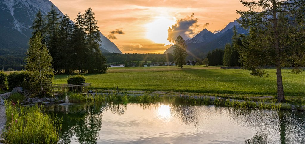 Foto: Sonnenuntergang im Spa Hotel Garten vom Adults only Wellnesshotel Leutasch in Tirol Österreich nach dem Wandern.