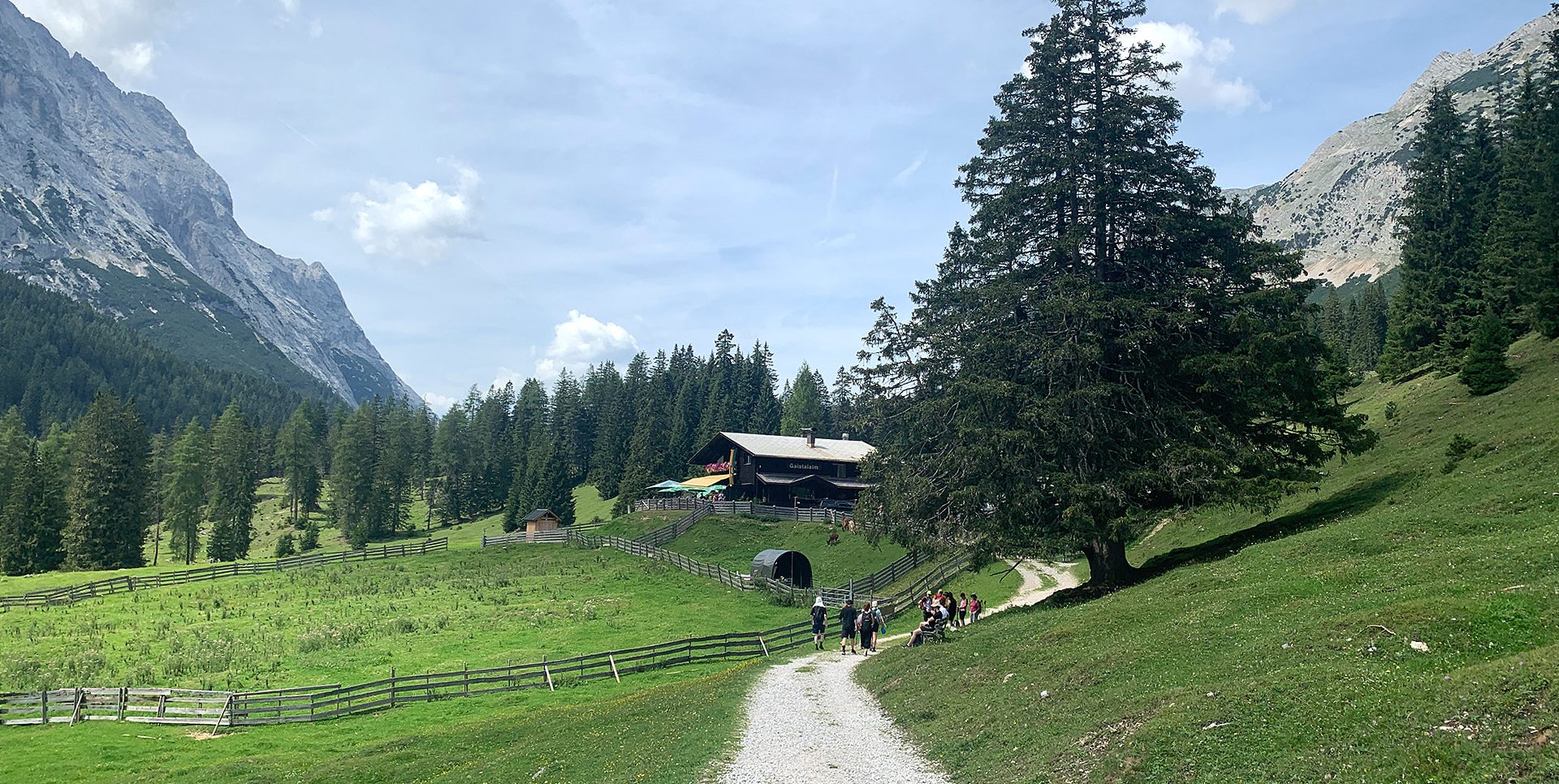Wanderung zur Gaistalalm beim zertifizierten Wellnesshotel für Erwachsene in Leutasch in Tirol