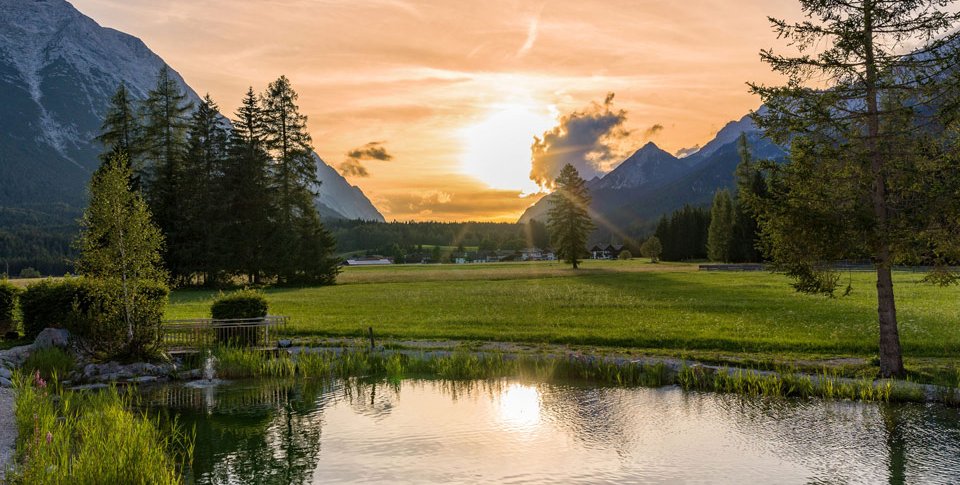 Foto: Sonnenuntergang am Wellnesshotel Österreich in Leutasch Tirol beim Adults only Urlaub für Erwachsene mit Hund.