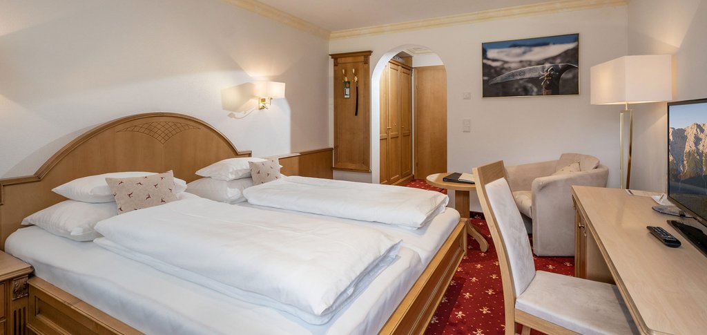 Foto: Doppelbett im Zimmer Aktiv für den Last Minute Wellnesshotel Urlaub mit Hund im Spa Hotel in Tirol Leutasch.