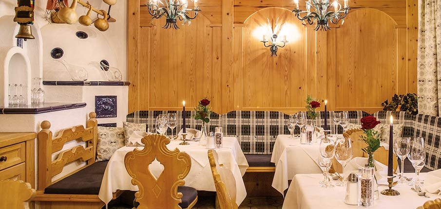 Foto: Urige Stube im Wellnesshotel Leutasch Tirol Österreich im Last Minute Adults only Spa Hotel Urlaub mit Hund.