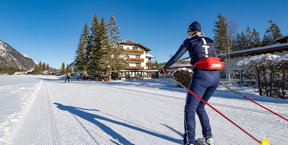 Foto: Langläufer direkt am Adults only Wellnesshotel Karwendel in Tirol Österreich in Leutasch