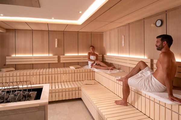 Foto: Pärchen beim Wellness im Adults only Wellnesshotel für Erwachsene in Leutasch Tirol Österreich im Spa Urlaub mit Hund.