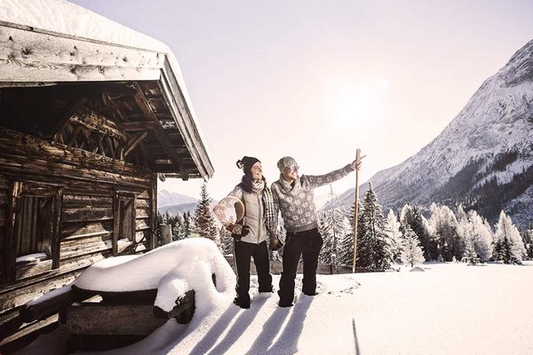 Camminare in montagna in inverno a Seefeld Leutasch Tirolo