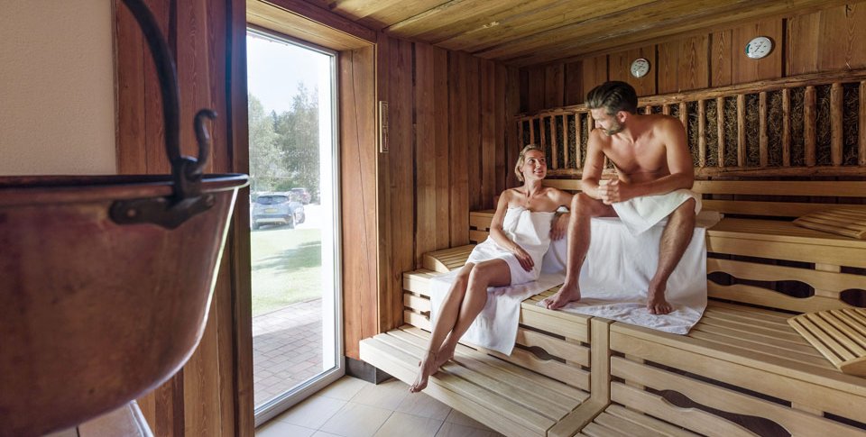 Foto: Paar in der Heusauna vom Spa Hotel Leutasch Tirol Österreich beim Adults only Wellness Urlaub mit Hund.