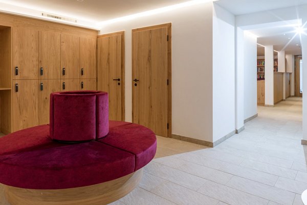 Foto: Wellness Lounge Foyer vom Adults Only Spa Hotel Österreich in Leutasch Tirol für Ihren Last Minute Urlaub mit Hund.