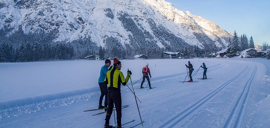 Foto: Langläufer auf der Loipe in Leutasch in Tirol Österreich beim Wellnesshotel für Erwachsene und Urlaub mit Hund.