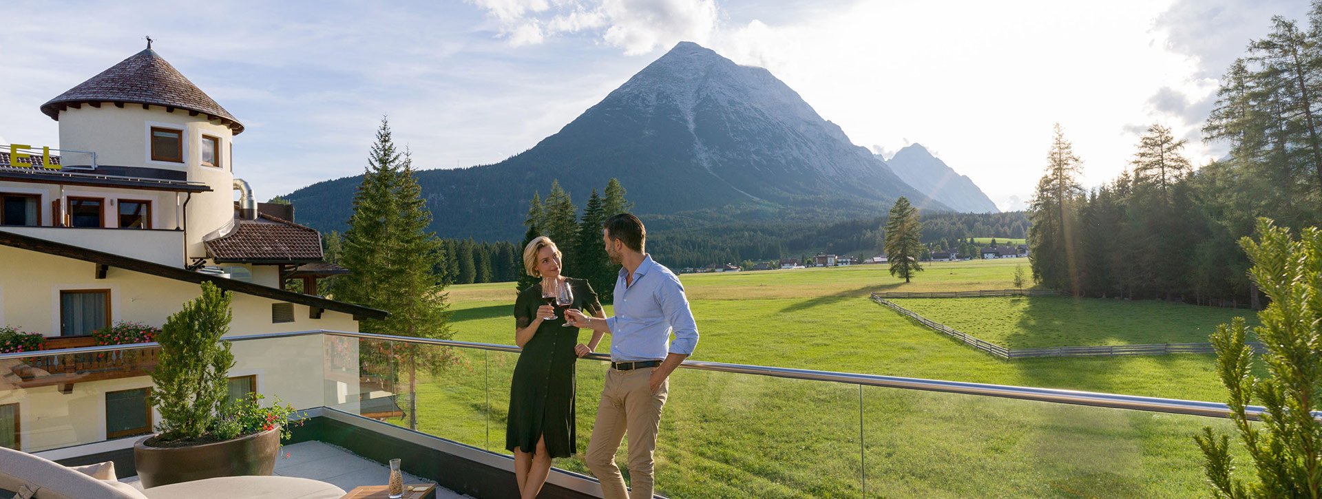 Paar auf der Terrasse im Alpenhotel Karwendel in Leutasch Tirol